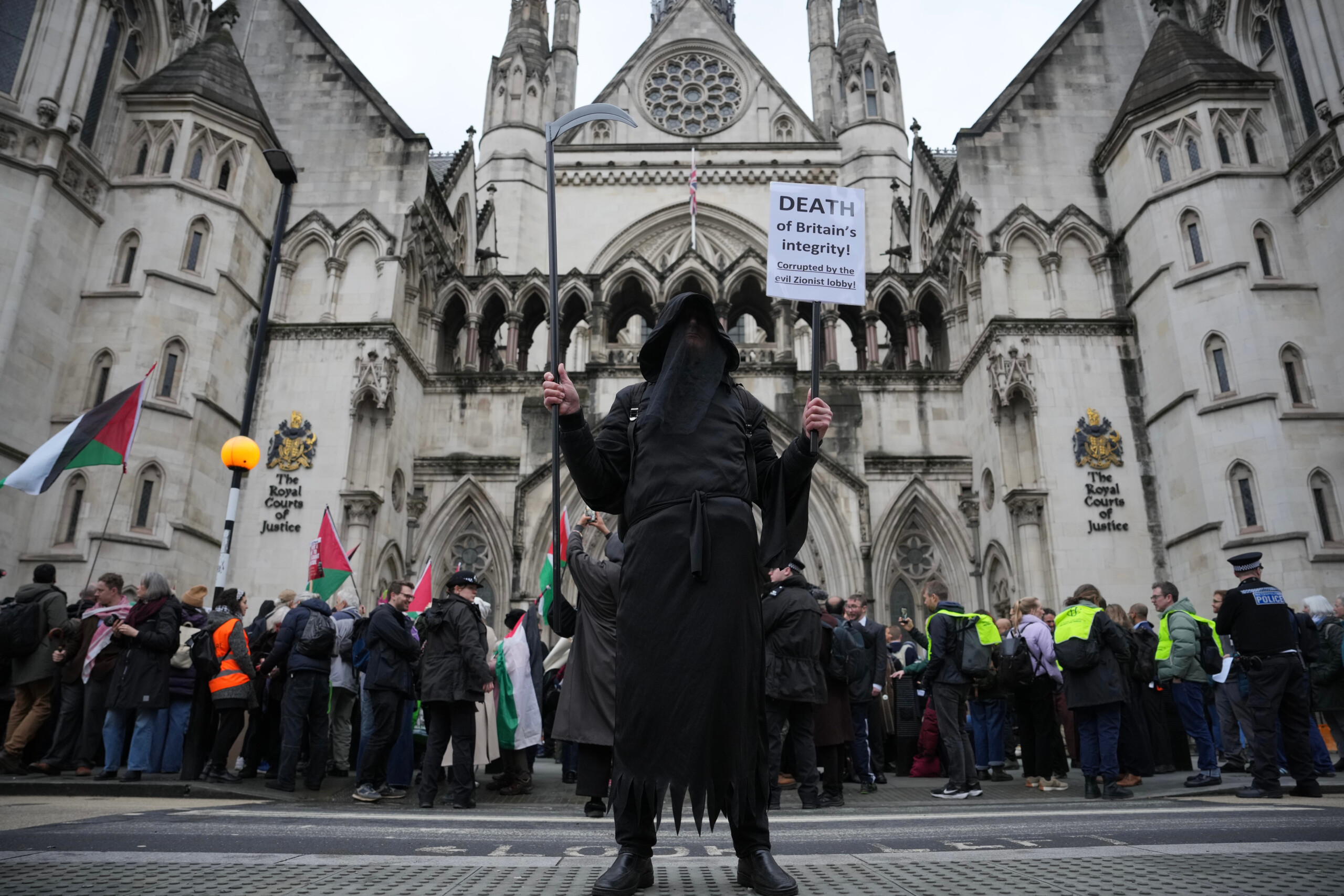 London: protest in support of Palestine Action: 200 arrests 1 london protest in support of palestine action 200 arrests scaled