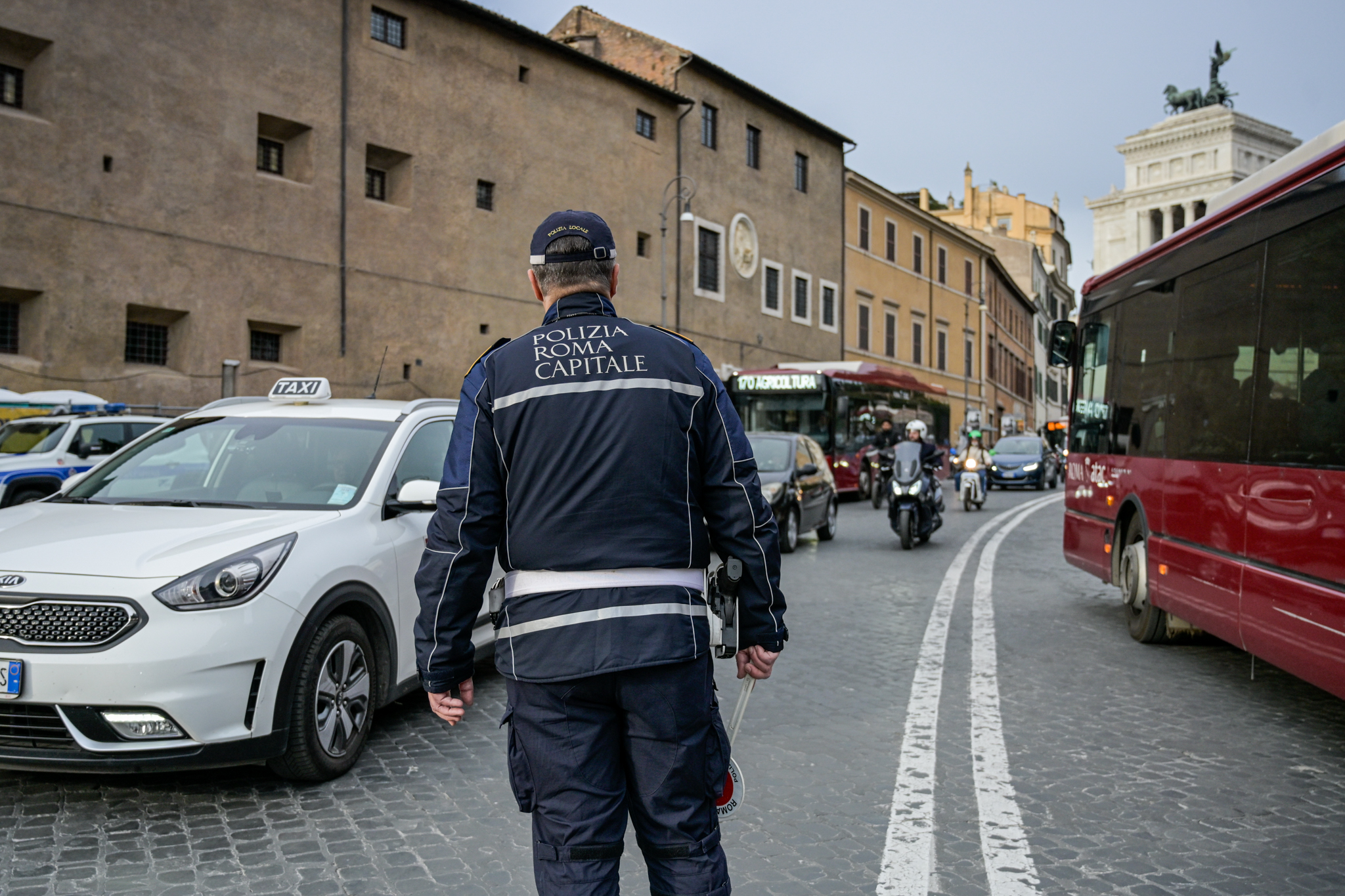 Rome: man threatens police officer on a bike and knocks him down; suspected attempted murder 1 rome man threatens police officer on a bike and knocks him down suspected attempted murder