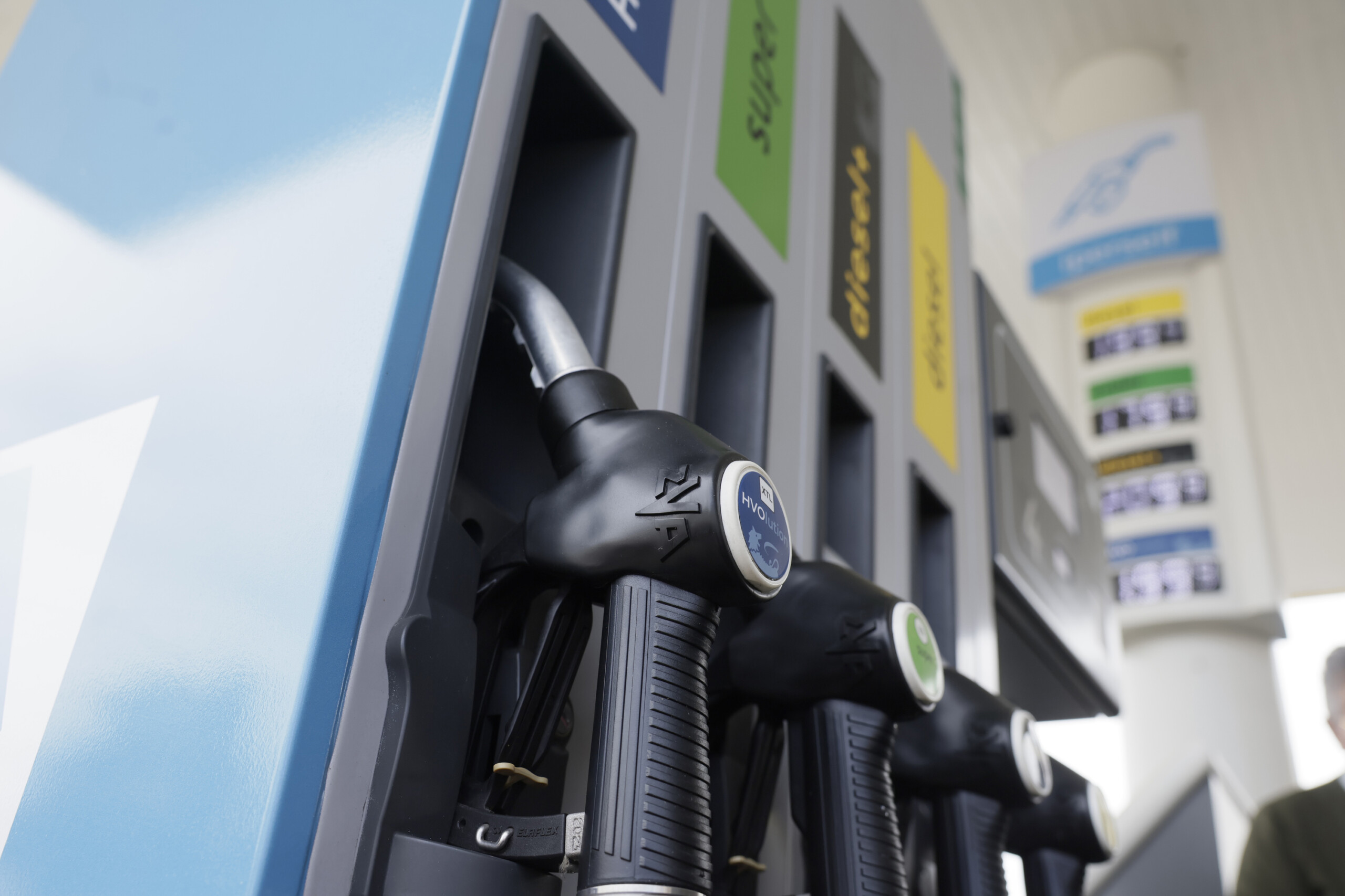 fuel mimit reports average self service petrol price at e1 779 l diesel at e2 153 l scaled
