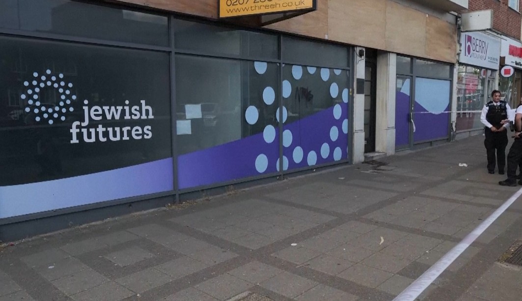 united kingdom two boys aged 19 and 17 arrested for synagogue fire in london