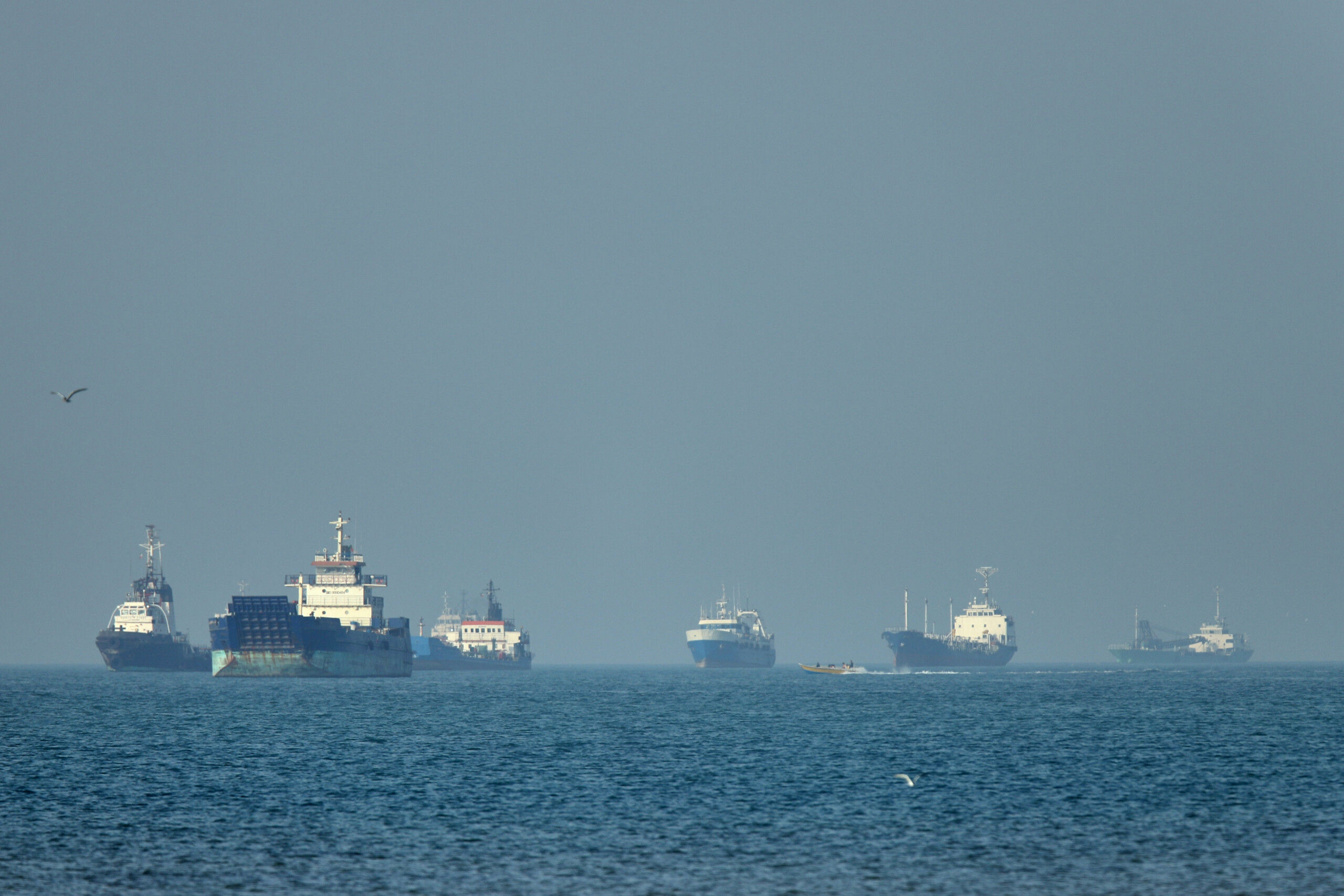 iran maersk vessel leaves hormuz under us escort but tehran media deny it scaled
