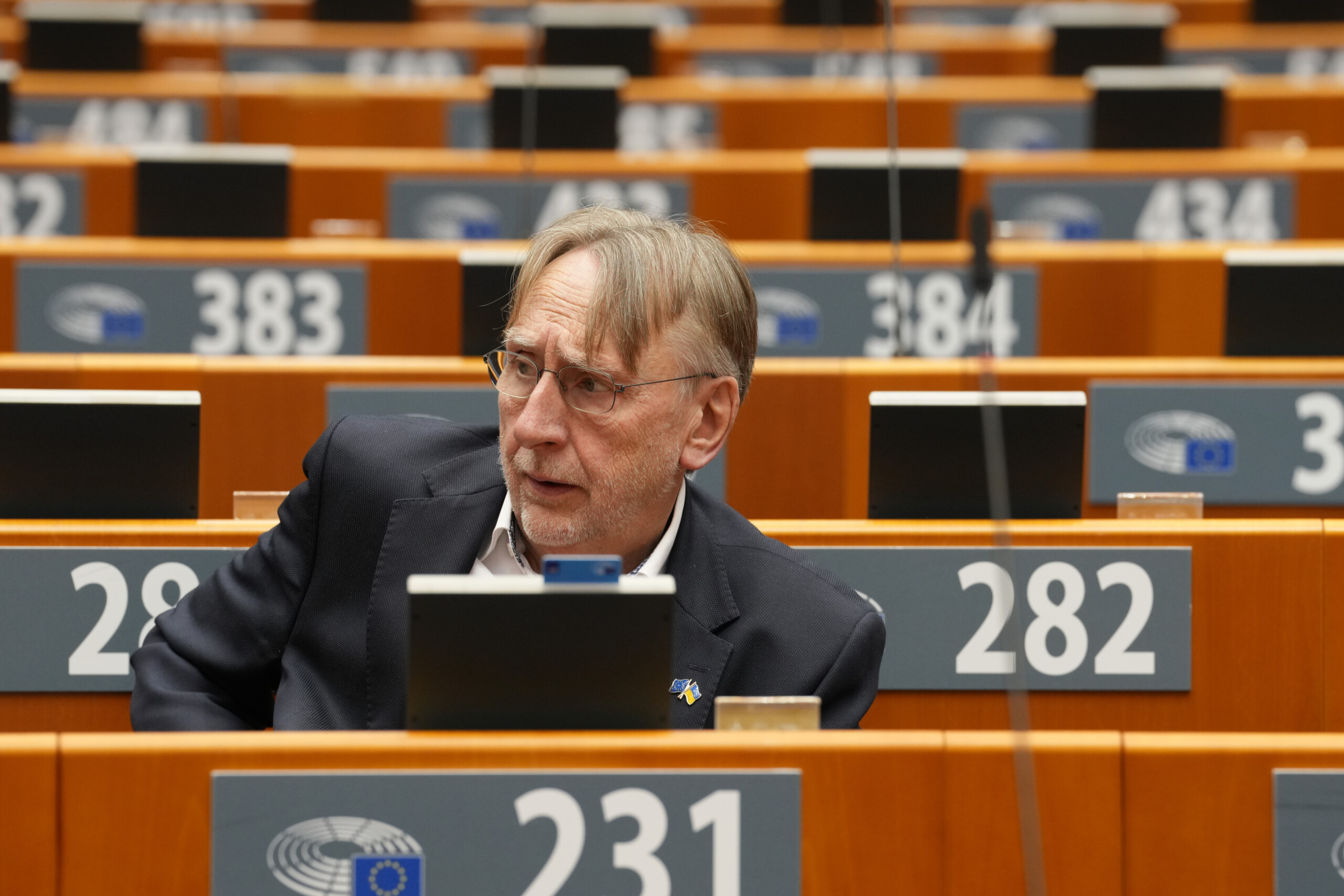 tariffs eu postpones approval of deal with us new negotiations on 19 may scaled