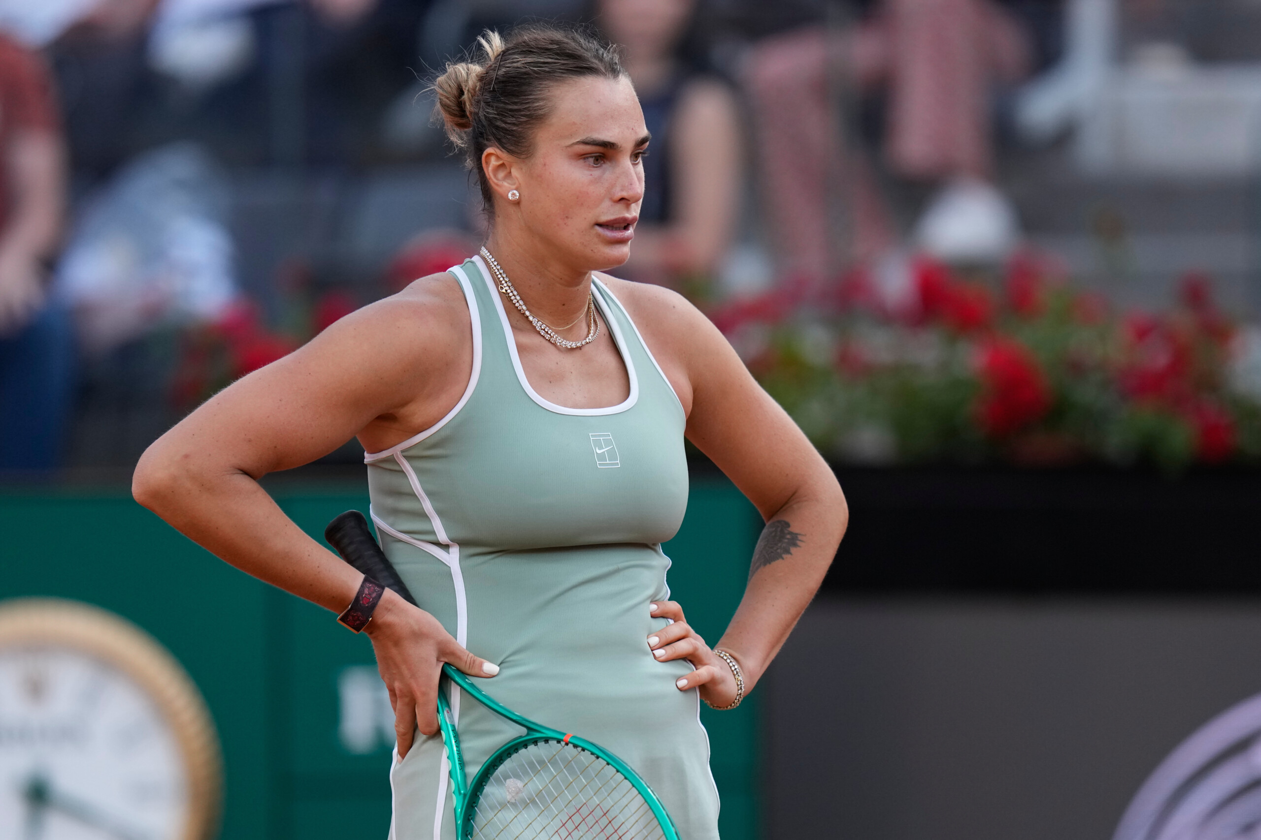 Italian Open, world No. 1 Sabalenka knocked out in third round by Cirstea Turin, May 9 (LaPresse) – The women’s draw at the Italian Open, currently taking place on the clay courts of the Foro Italico in Rome, has already lost one of its main stars. World number one Aryna Sabalenka was defeated in the third round by Romania’s Sorana Cirstea, world No. 27, with a score of 6-2, 3-6, 5-7. The Belarusian player was forced to take a medical time-out in the third set because of a back problem. Traduction en français : Internationaux d’Italie : la numéro un mondiale Sabalenka éliminée au troisième tour par Cirstea Turin, 9 mai (LaPresse) – Le tableau féminin des Internationaux d’Italie, disputés sur les courts en terre battue du Foro Italico de Rome, perd déjà l’une de ses principales protagonistes. La numéro un mondiale Aryna Sabalenka a été battue au troisième tour par la Roumaine Sorana Cirstea, 27e au classement WTA, sur le score de 6-2, 3-6, 5-7. La joueuse biélorusse a été contrainte de demander un temps mort médical dans le troisième set en raison d’un problème au dos. 1 italian open world no 1 sabalenka knocked out in third round by cirstea turin may 9 lapresse the womens draw at the italian open currently taking place on the clay courts of th scaled