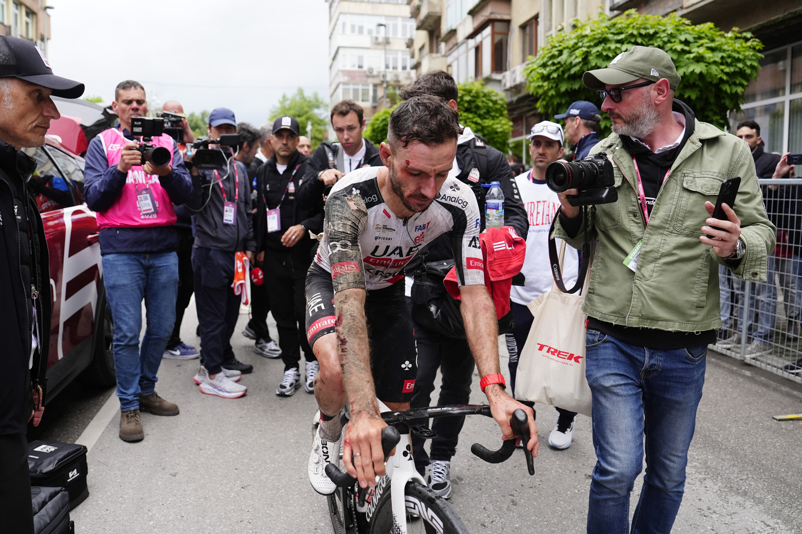 giro ditalia uae team emirates captain adam yates withdraws scaled