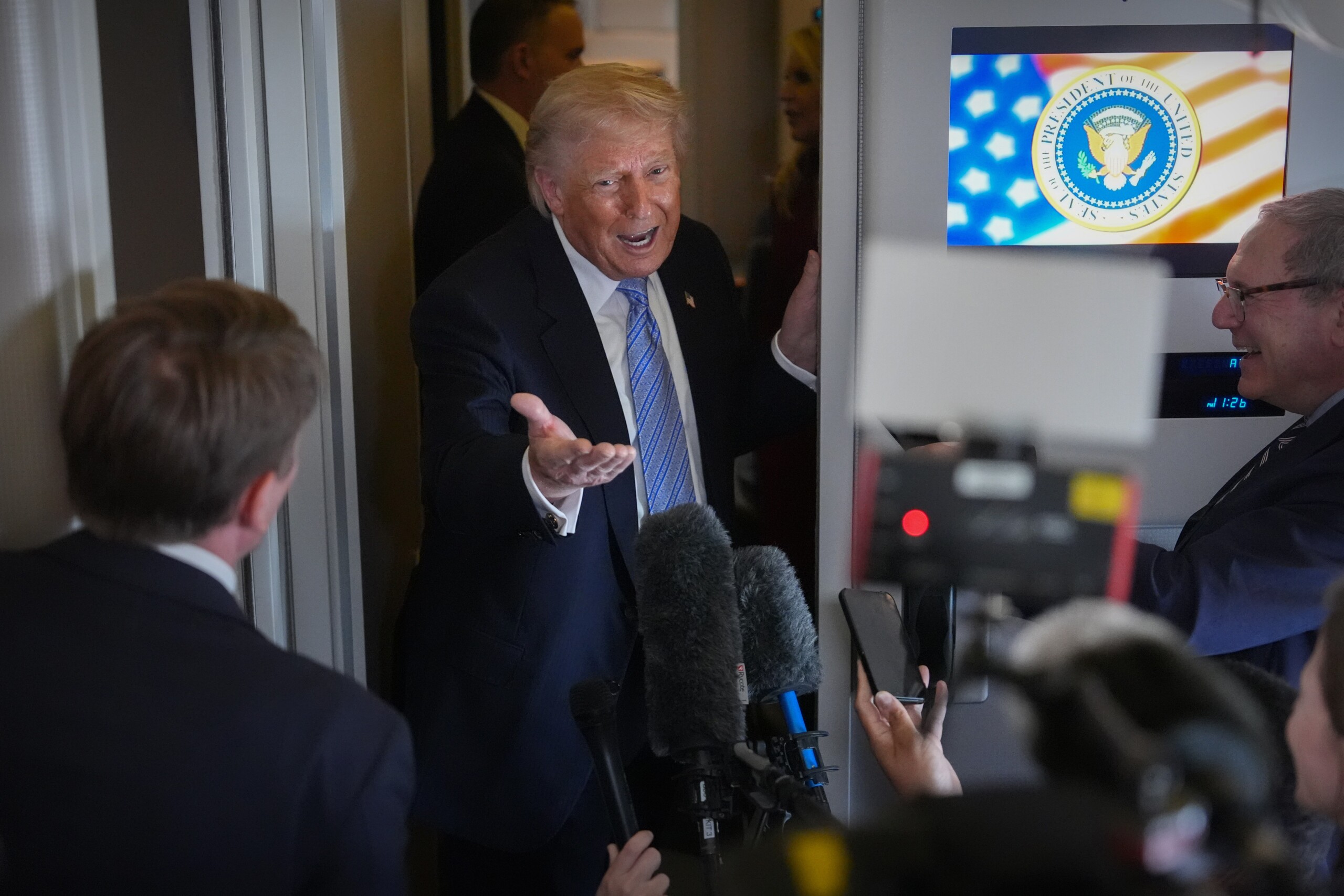 us ft trump invests hundreds of millions of dollars in nvidia apple and tesla stocks scaled