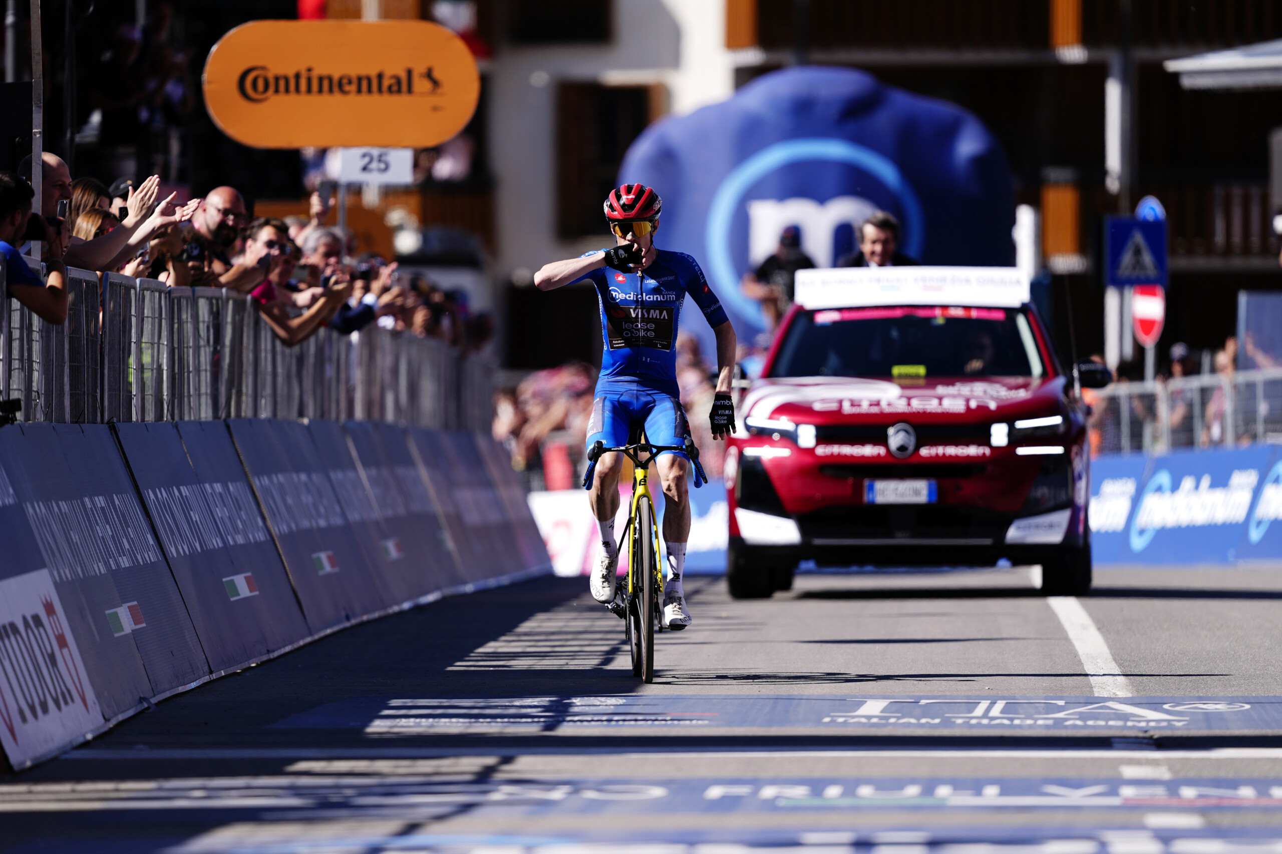 Giro d'Italia: Vingegaard secures a hat-trick at Pila; the Dane takes the pink jersey 1 giro ditalia vingegaard secures a hat trick at pila the dane takes the pink jersey scaled