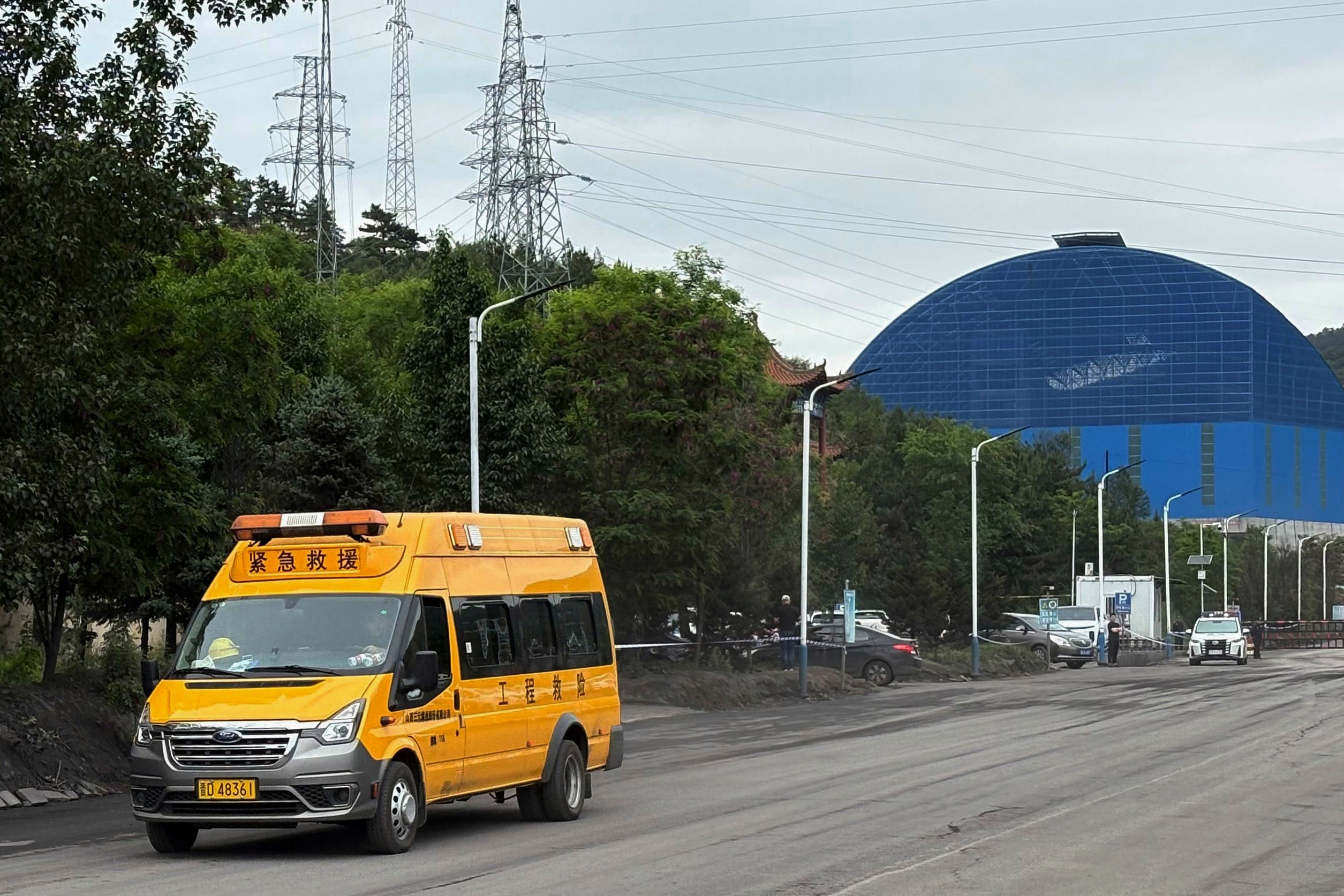 china collapse at an illegal mine leaves 5 dead and one injured