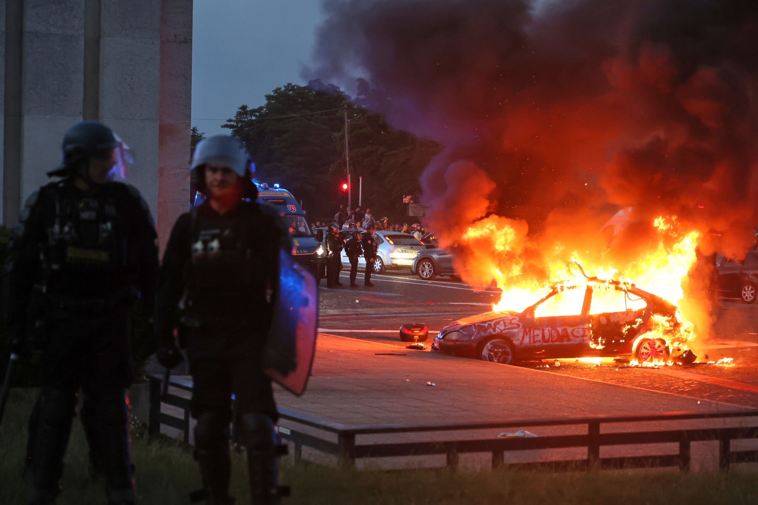 france one dead and one seriously injured in incidents during psg celebrations scaled