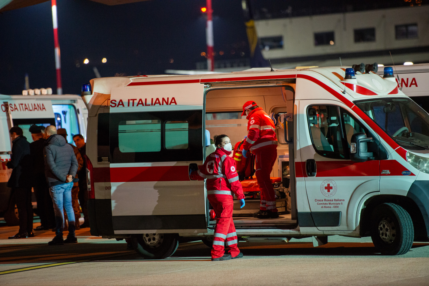 Road accident: car hits five pedestrians in Varese area, young woman dies 1 road accident car hits five pedestrians in varese area young woman dies