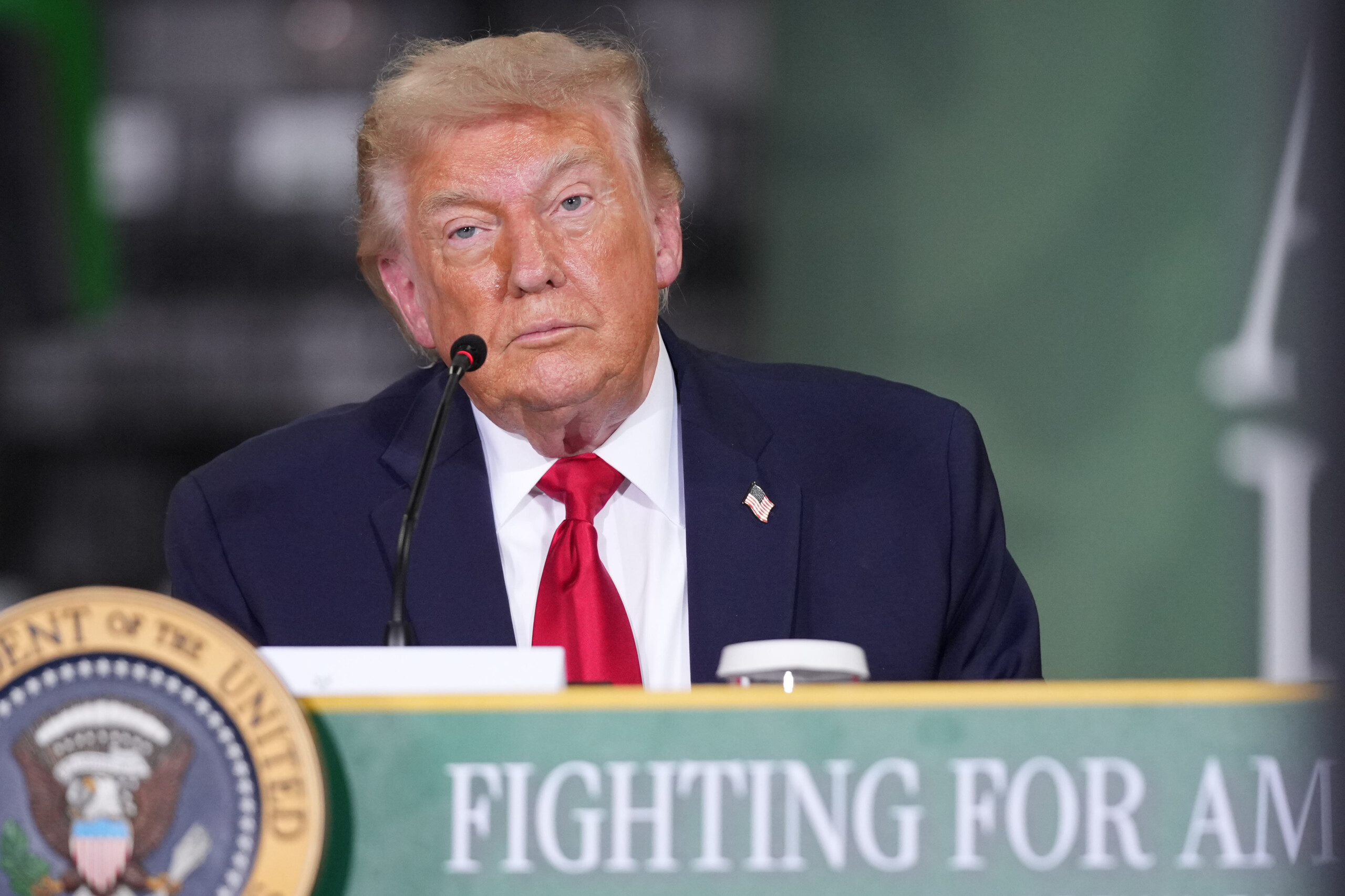 Trump to Tehran: “You launched your missiles, now return to negotiations” Milan, June 7 (LaPresse) – U.S. President Donald Trump, commenting on Iran’s missile launches toward Israel in an interview with Fox News, said: “I would suggest to Iran: you launched your missiles, enough. Go back to the negotiating table and reach an agreement.” The statement comes amid escalating tensions following Iranian ballistic missile attacks on northern Israel, with air defense systems reportedly intercepting incoming threats, according to Israeli military sources. FRANÇAIS Trump à Téhéran : « Vous avez lancé vos missiles, retournez à la table des négociations » Milan, 7 juin (LaPresse) – Le président des États-Unis Donald Trump a réagi au lancement de missiles iraniens vers Israël lors d’une interview à Fox News en déclarant : « Je suggérerais à l’Iran : vous avez lancé vos missiles, ça suffit. Retournez à la table des négociations et trouvez un accord. » Cette déclaration intervient dans un contexte de forte escalade après des tirs de missiles balistiques iraniens sur le nord d’Israël, interceptés en partie par les systèmes de défense aérienne israéliens, selon des sources militaires. 1 trump to tehran you launched your missiles now return to negotiations milan june 7 lapresse u s president donald trump commenting on irans missile launches towar scaled