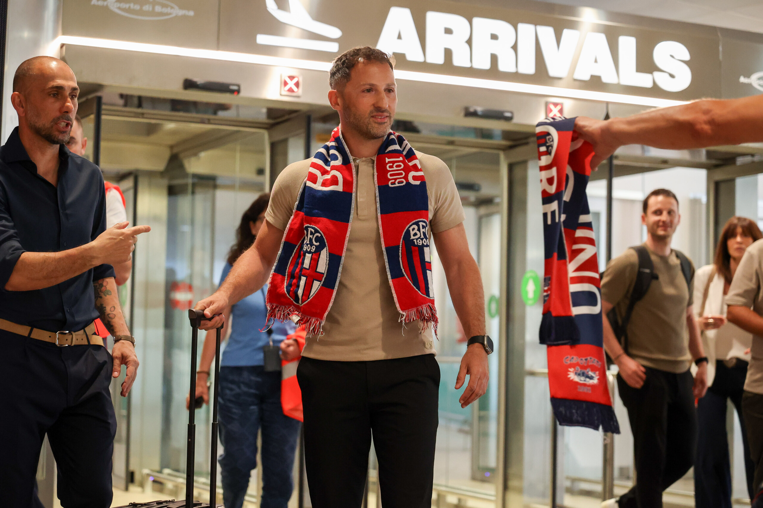 Football: Tedesco arrives in Bologna, selfies and autographs at the airport 1 football tedesco arrives in bologna selfies and autographs at the airport scaled