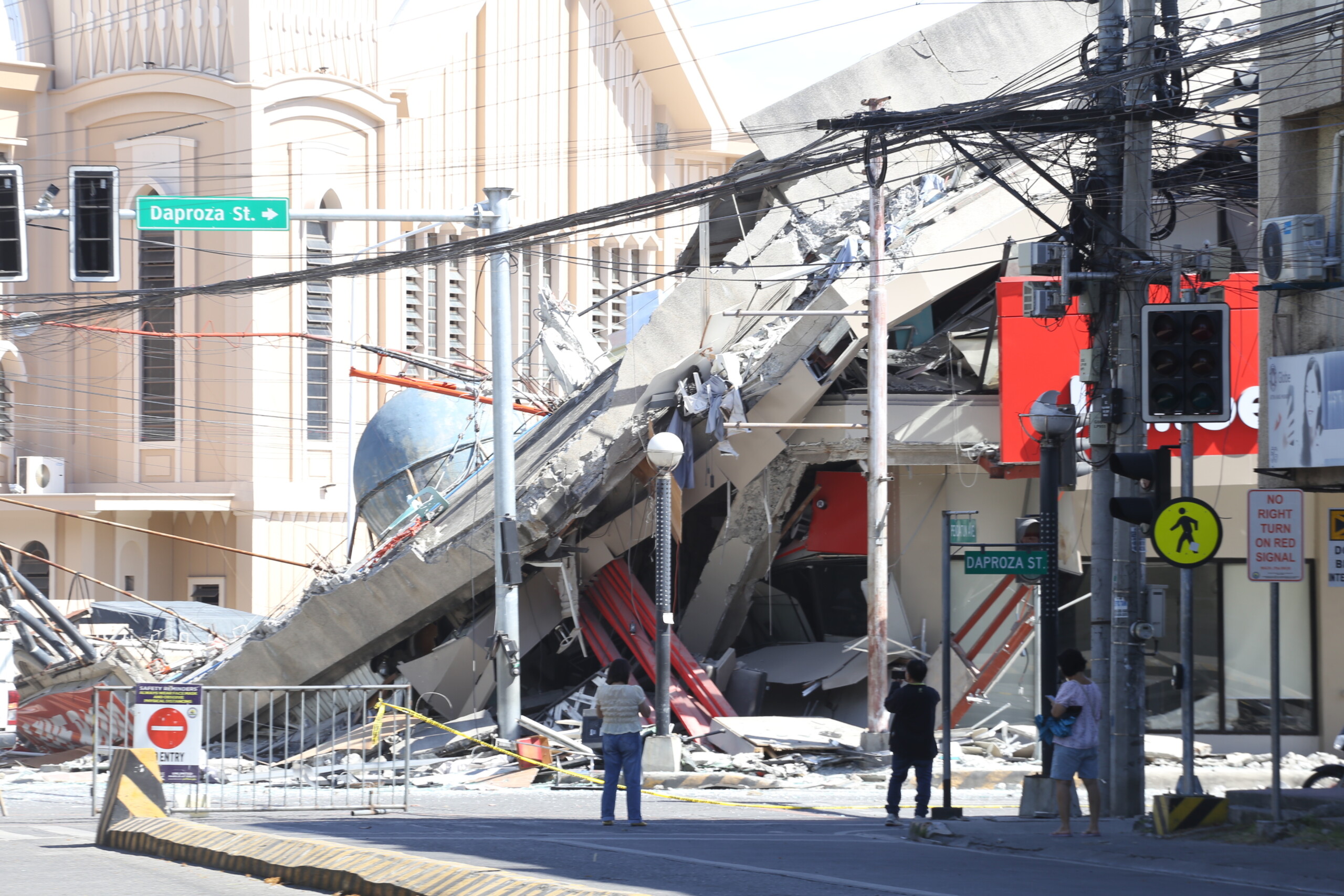 philippines earthquake 500 injured and 20000 displaced scaled