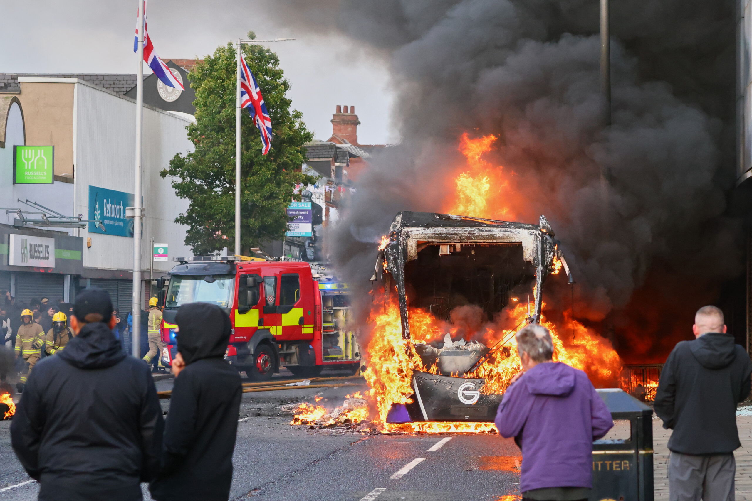 Northern Ireland, anti-migrant protests: buses and rubbish bins set alight in Belfast 1 northern ireland anti migrant protests buses and rubbish bins set alight in belfast scaled