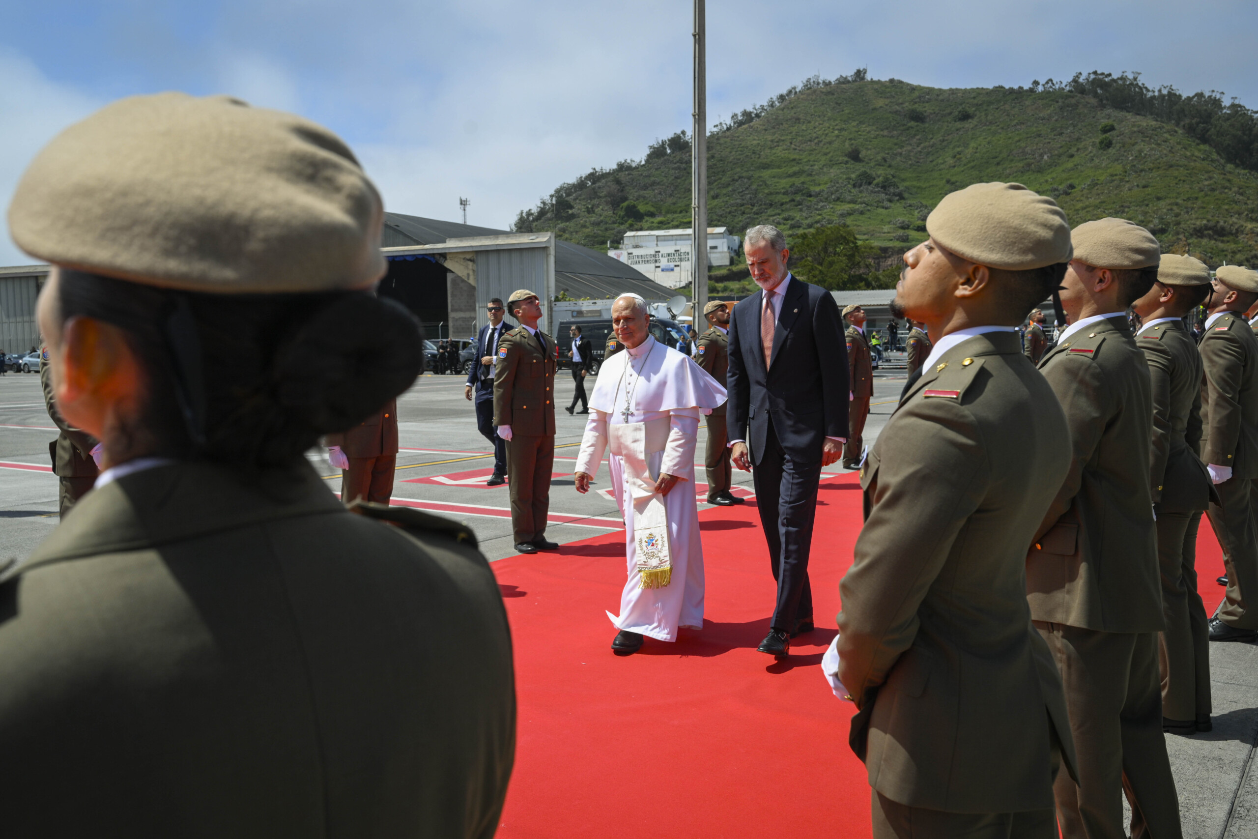 Spain: Pope Leo XIV has disembarked from the plane; take-off from Tenerife has been suspended due to a technical fault 1 spain pope leo xiv has disembarked from the plane take off from tenerife has been suspended due to a technical fault scaled