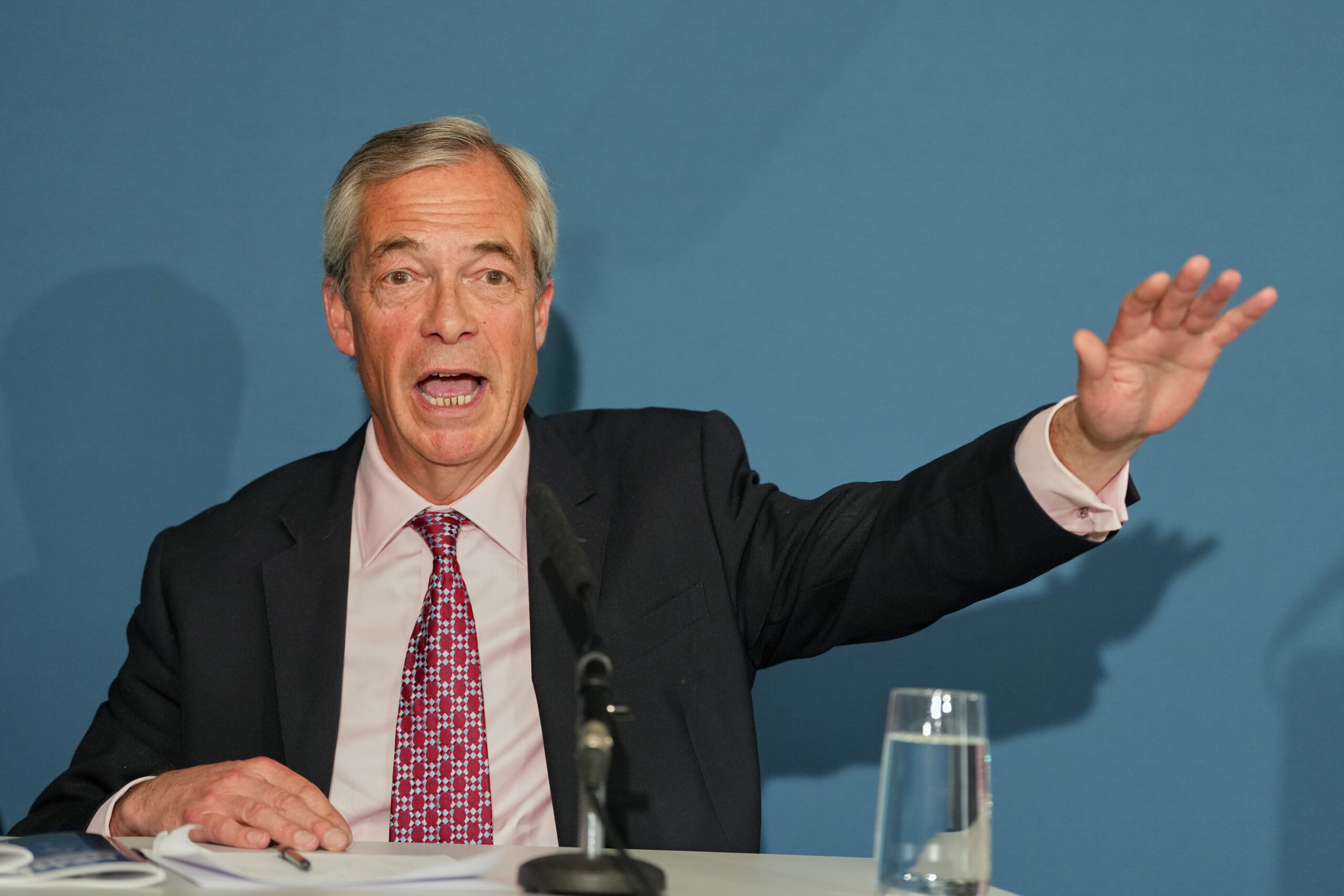 UK, Farage: ‘Protests in Belfast are just the start; white people are being discriminated against’ 1 uk farage protests in belfast are just the start white people are being discriminated against scaled